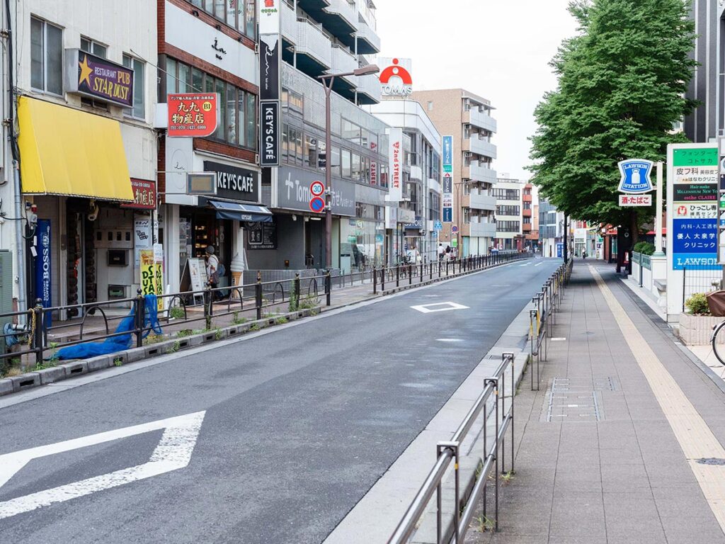 下りてすぐ右側（交差点やマクドナルドがある方向）へ向かってロータリーの歩道を進んでください。