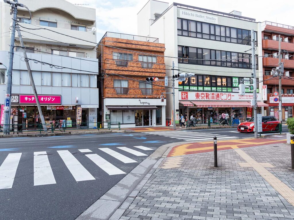 「東大泉二丁目」交差点を右折する
大泉街道（都道24号）と交わる交差点です。ここを右に曲がります。