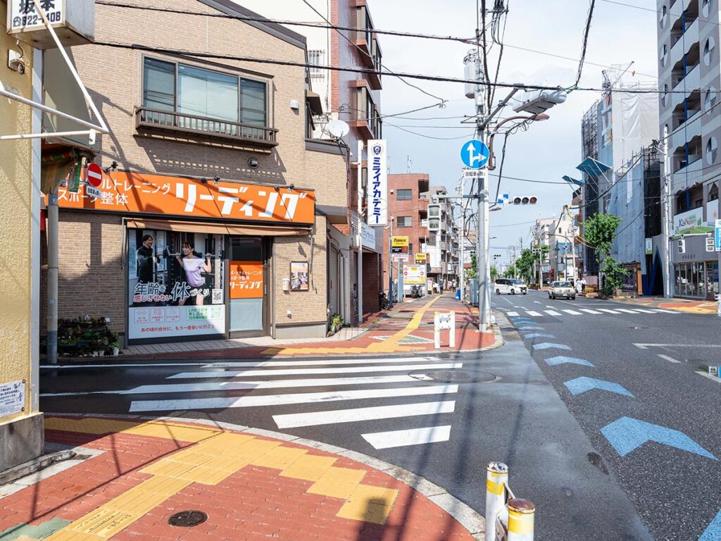 大泉街道沿いを直進する
少し歩くと右側に店舗（東京都練馬区東大泉2-7-4）が見えてきます。