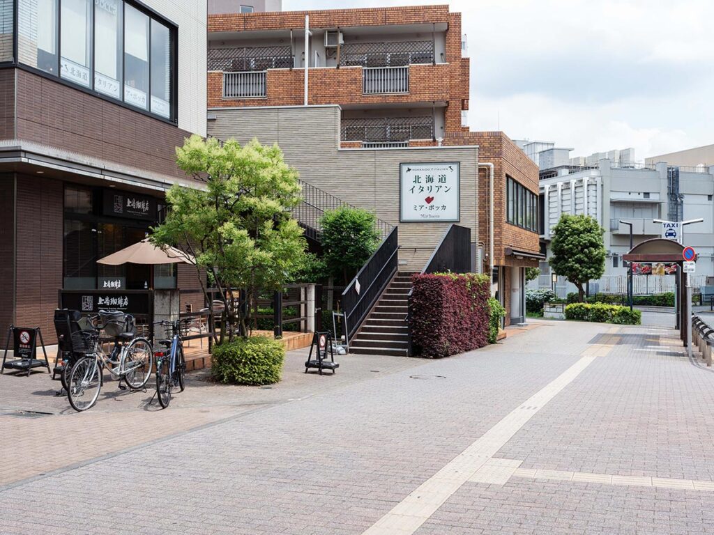 ロータリーの先にある「北海道イタリアン」のお店を通過します。