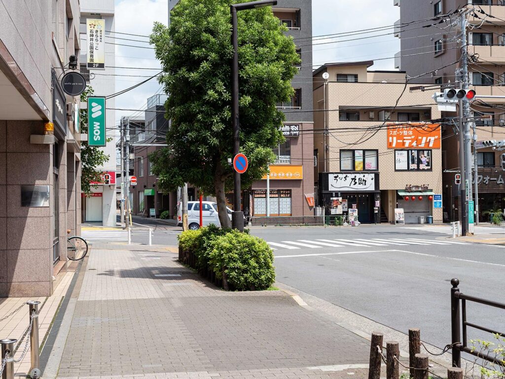 モスバーガーまで歩くと正面右側に店舗が見えてきます。